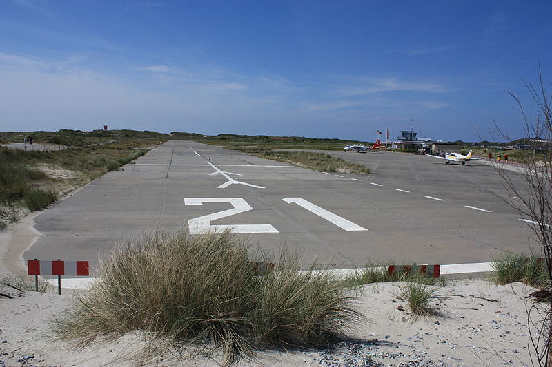 Piper Archer Narrowly Misses Sunbather